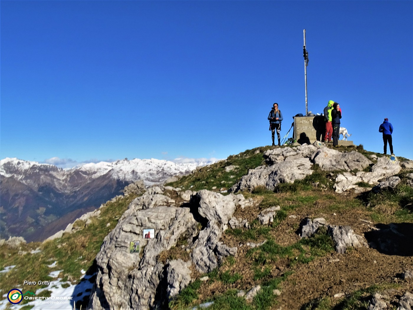 50 Alla croce di vetta del Venturosa (1999 m) ...non siamo soli.JPG